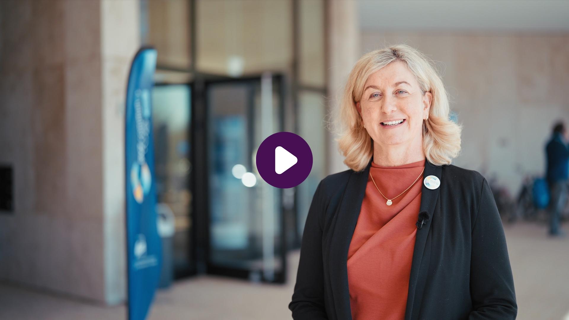 Sandra Gumz im Interview vor der IHK zu Schwerin