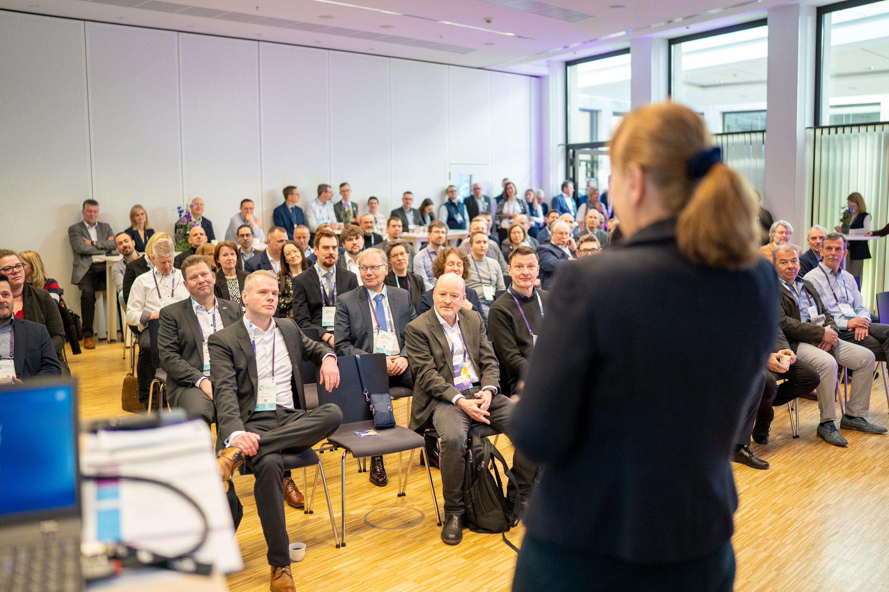 Frau Uta Knöchel spricht vor einem Publikum.