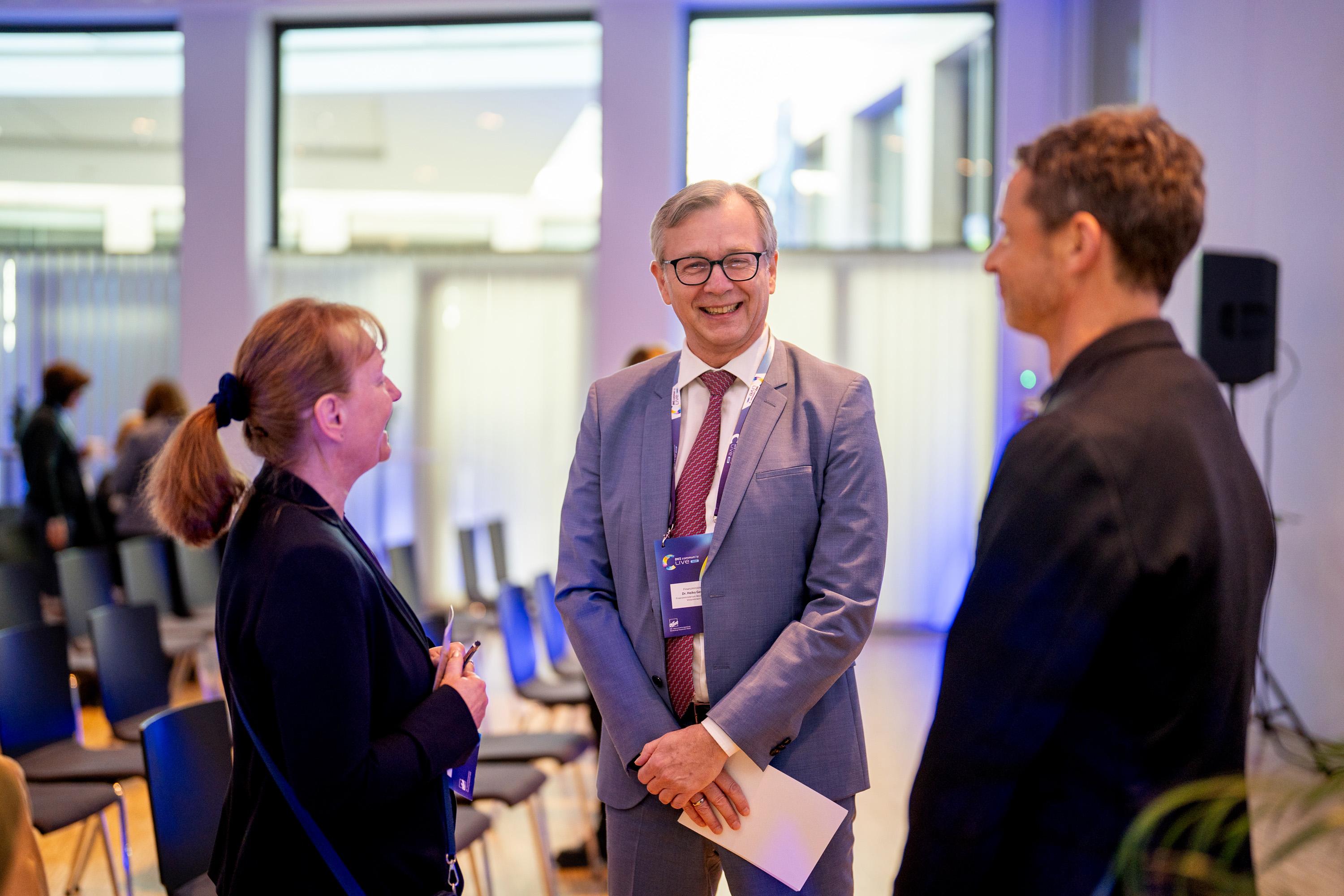 Uta Knöchel, Finanzminister Dr. Heiko Geue und der Moderator der Veranstaltung in einem Gespräch im Raum Mecklenburg, 